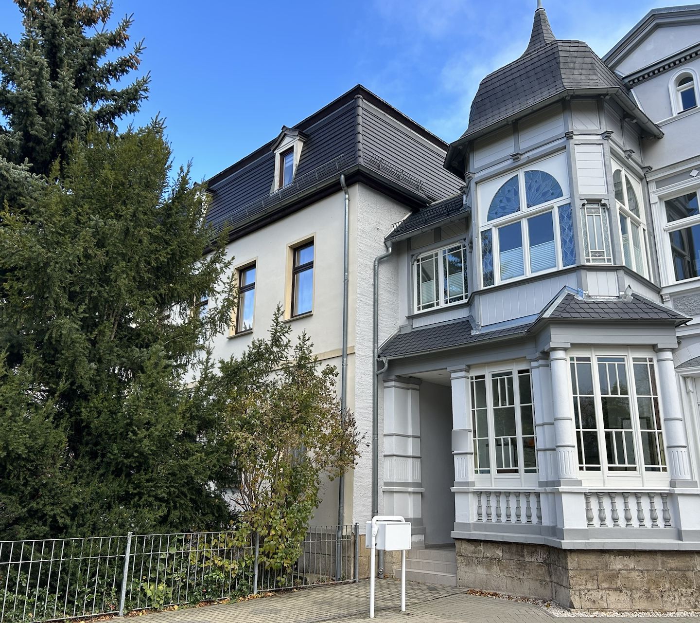 Sanierte Villa mit Turmerker und Erkerfenstern in Naumburg