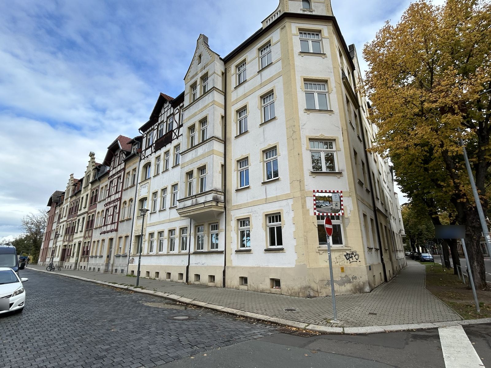 Gründerzeitliches Eckhaus mit Straßenzeile und Herbstbaum in Weißenfels