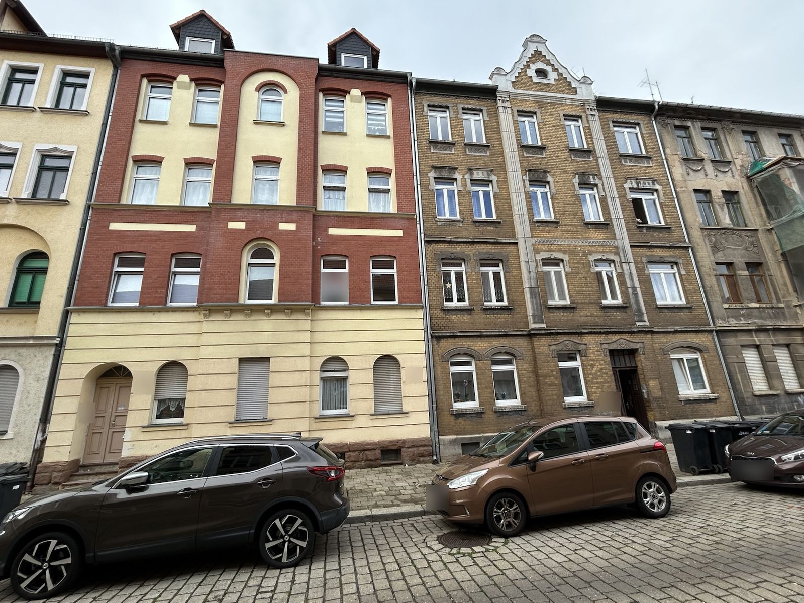 Saniertes Klinkerhaus direkt neben einem unsanierten Nachbarhaus in Weißenfels